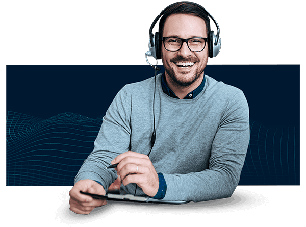 Lachender Mann mit Headset